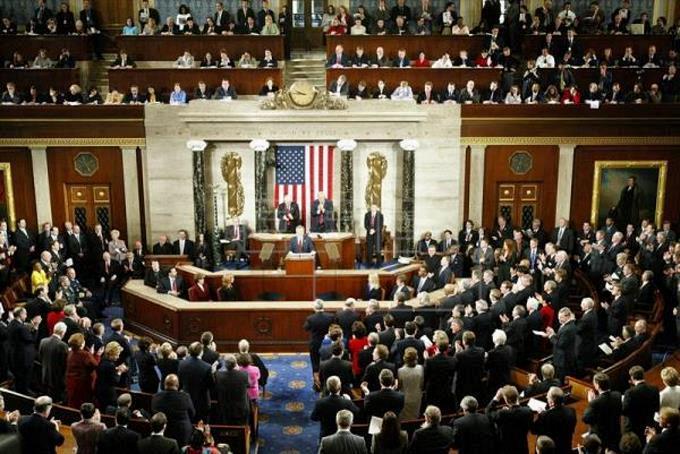 Senadores de EEUU develan proyecto de ley para restringir acceso a las armas de fuego
