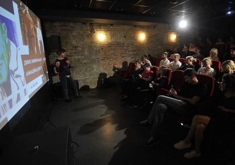 En Ucrania un cine subterráneo distrae y protege de las bombas