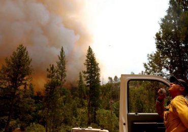 EEUU enfrenta calor extremo y un incendio forestal que crece en California
