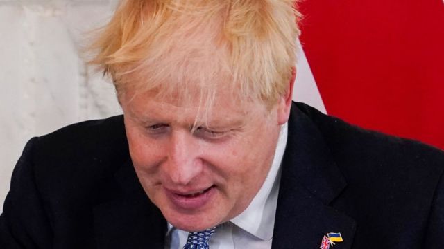 Acusan a Boris Johnson de aferrarse al poder para celebrar lujosa fiesta de bodas