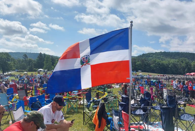 VIDEO| Bandera dominicana brilla en Cooperstown en apoyo al Big Papi