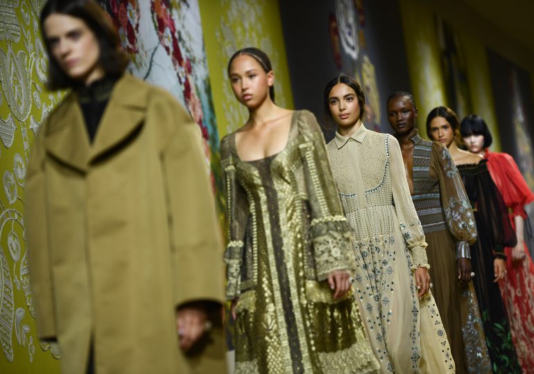 Dior presenta nuevos vestidos de alta costura en desfile con guiño a Ucrania