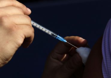 Justicia de Uruguay suspende vacunación de menores de 13 años contra covid
