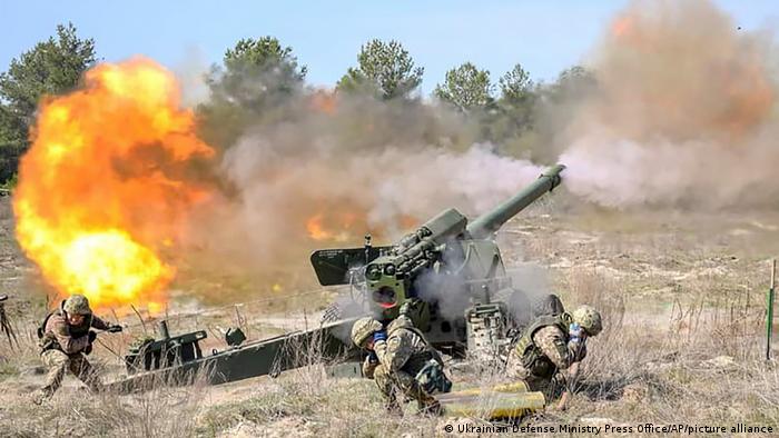 Rusia ataca bases militares en Ucrania, que contraataca en el sur