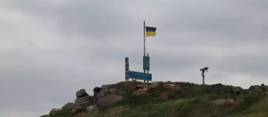Izan bandera ucraniana en la Isla de las Serpientes