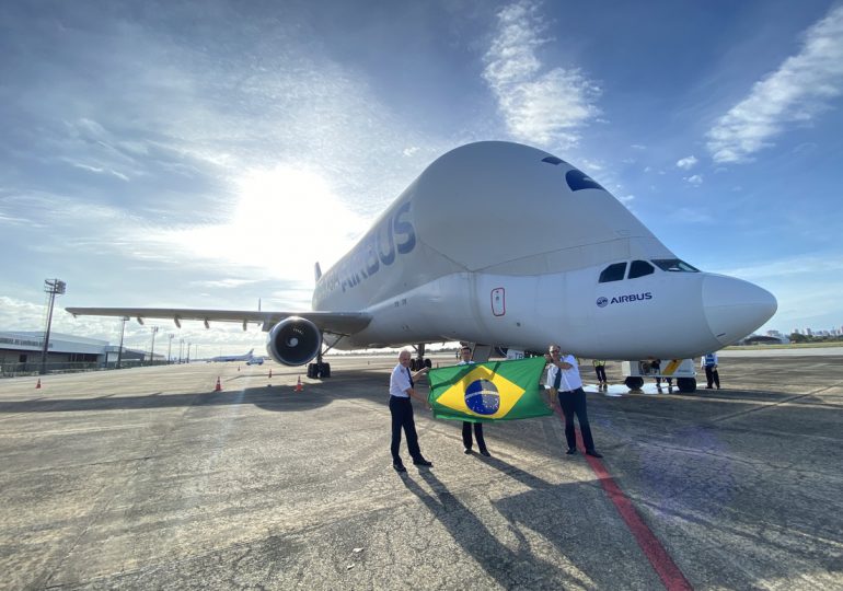 Avión en forma de ballena aterriza por primera vez en Latinoamérica