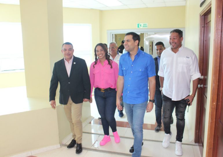 Director Ney Arias Lora recibe visita de la diputada Betty Gerónimo y Roberto Ángel Salcedo