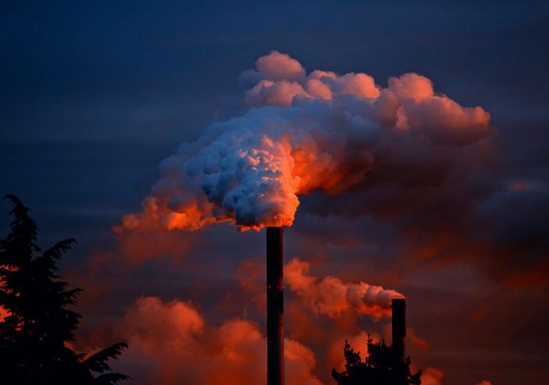 Canadá analiza postergar su plan de reducción de emisiones contaminantes