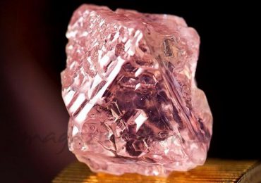 Mineros en Angola desentierran el mayor diamante rosa visto en 300 años