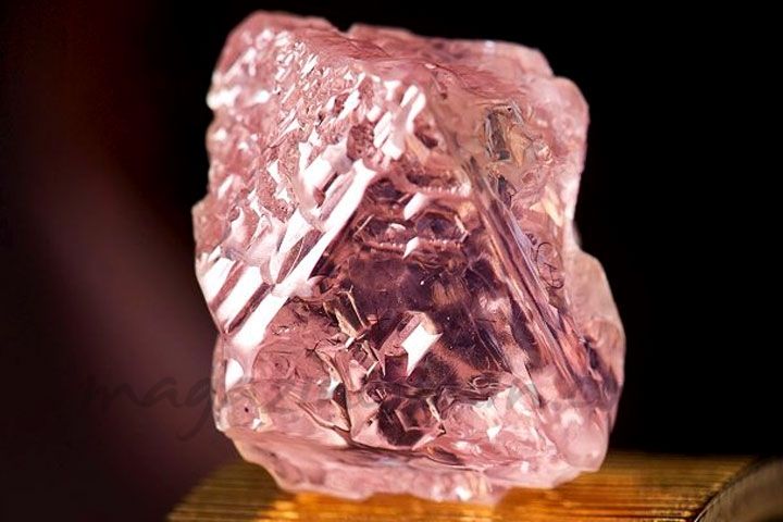 Mineros en Angola desentierran el mayor diamante rosa visto en 300 años