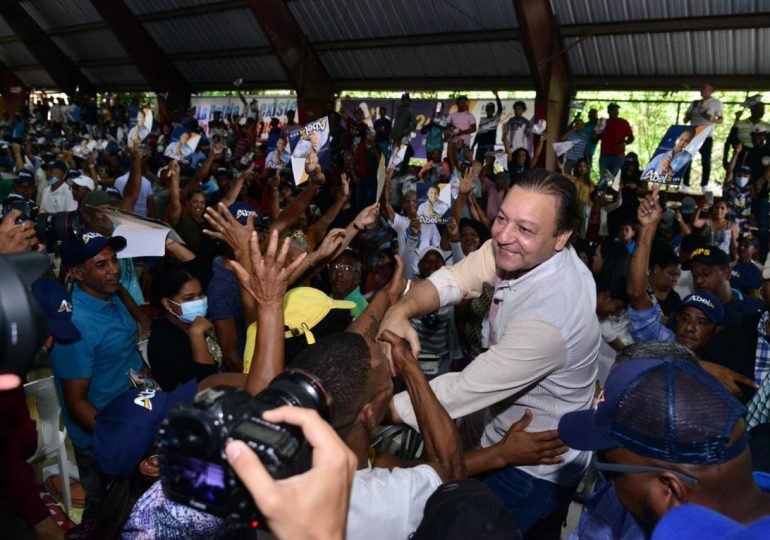 Abel Martínez juramenta a miles de personas en su equipo de campaña