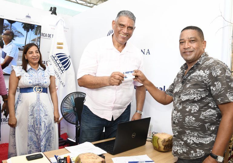 Ministerio de Interior entrega licencias de armas  en Festival del Coco