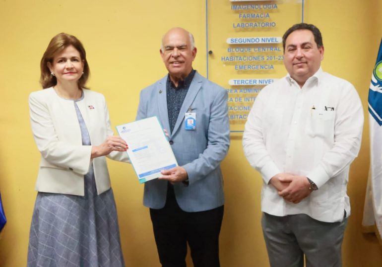 Vicepresidenta recibe certificado de garantía de los trabajos realizados en Hospital Darío Contreras