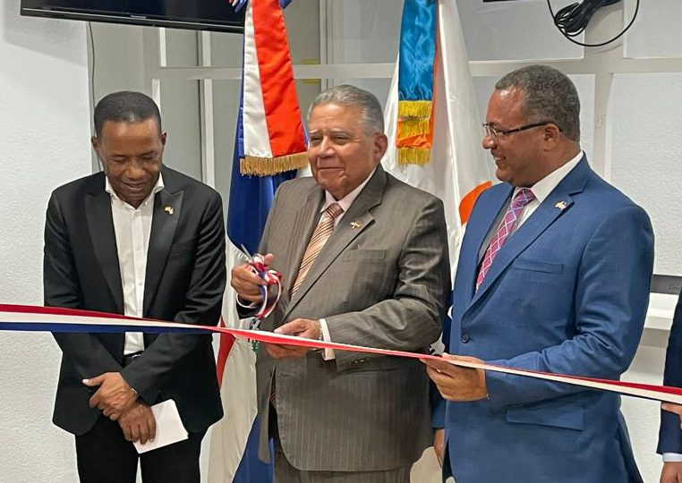 Intrant y el Consulado Dominicano en Madrid inauguran módulo para renovación de licencias de conducir