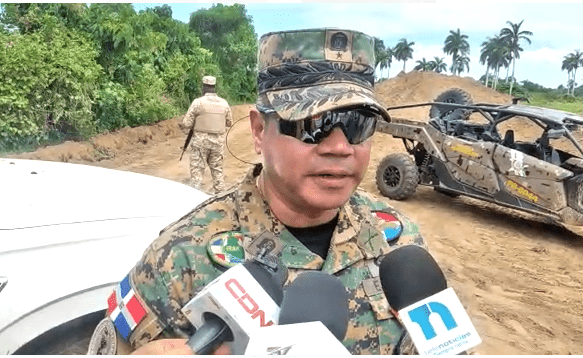 Miembros del Ejército de RD supervisan avances en construcción de verja fronteriza
