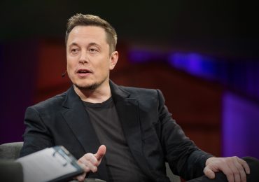 Elon Musk habla después de dar la bienvenida a gemelos