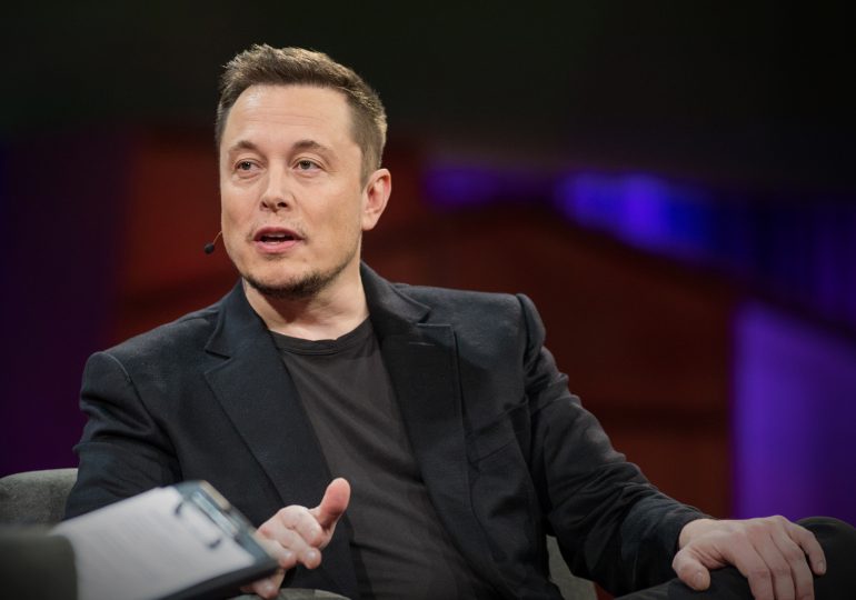 Elon Musk habla después de dar la bienvenida a gemelos