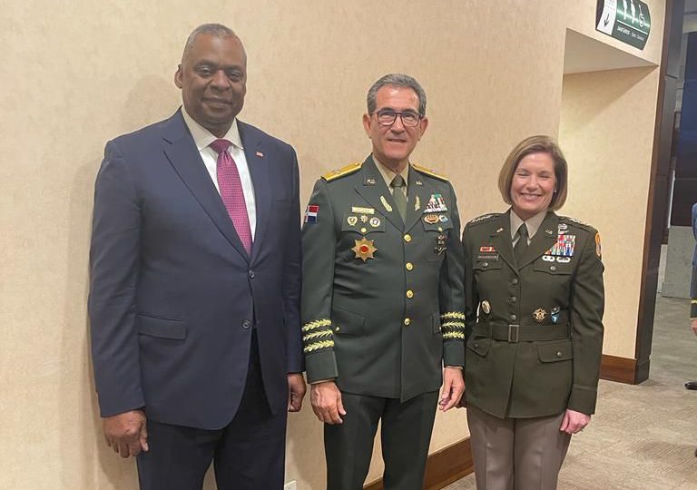 Teniente General Díaz Morfa se reúne con Secretario Defensa de EUA en conferencia de Brasil