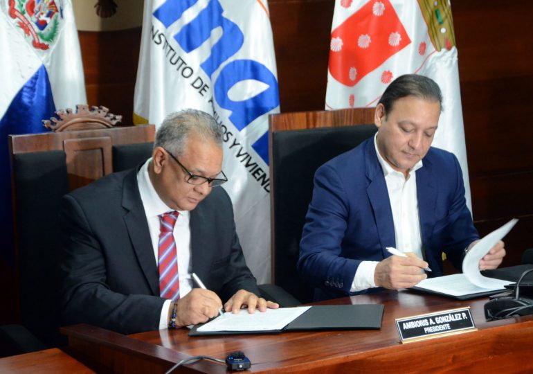 Ayuntamiento de Santiago y el INAVI firman acuerdo para empleados y familiares del cabildo