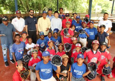 Embajada de Japón entrega guantes de béisbol a niños