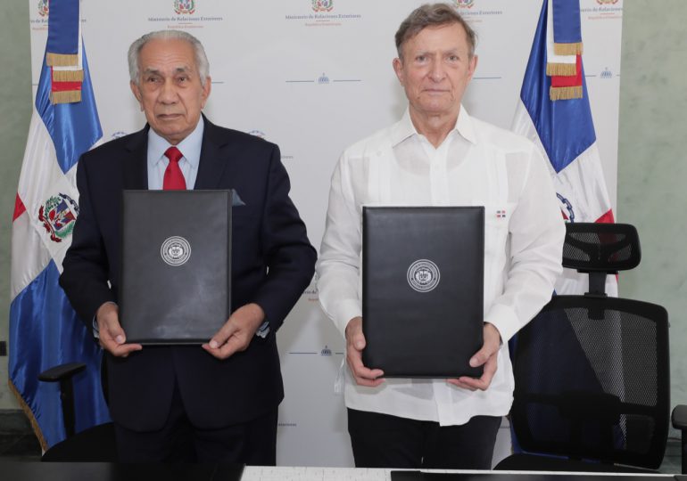 MIREX y CONAPE firman acuerdo para reunificación familiar de adultos mayores retornados al país