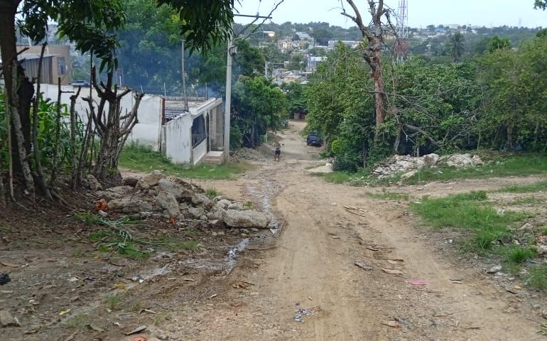 19 juntas de vecinos de Los Alcarrizos reclaman arreglo de sus calles
