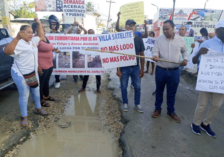 Ciudadanos paralizan calles de San Felipe en Villa Mella