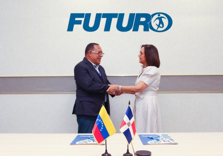 Ciudadanos venezolanos firman acuerdo con ARS Futuro para acceder a un seguro de salud