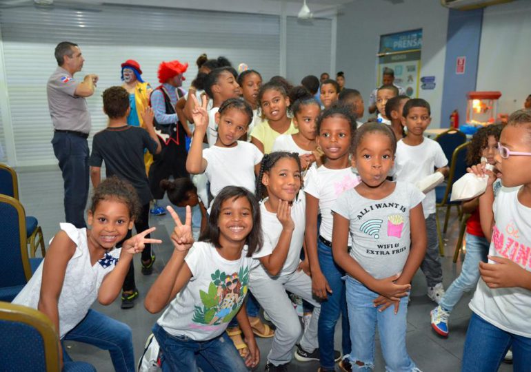 Niños de Loma del Chivo participan de actividades educativas y artísticas en palacio Policía Nacional