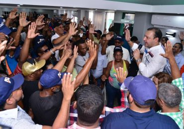 Abel Martínez recibe apoyo del diputado Eddy Montás en San Cristóbal