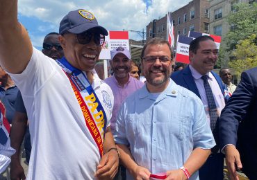 Alcalde de NY Eric Adams y el senador Luis Sepúlveda marchan con los dominicanos en el Bronx