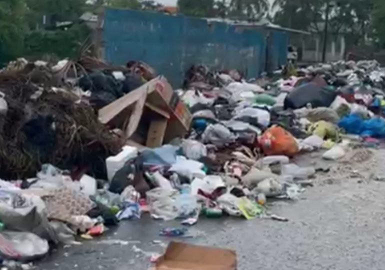 Vídeo| Ciudadana de Boca Chica se queja por la cantidad de basura en el frente de su casa