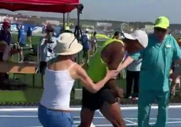 Vídeo| Atleta se marea en la recta final de una carrera y su madre lo empuja hasta la meta