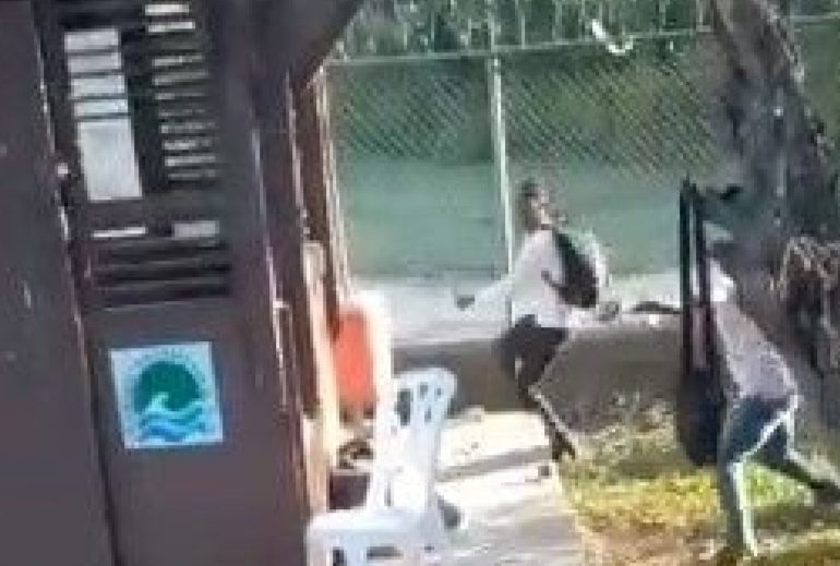 Vídeo| Insólito, haitianos intentan linchar a un joven en Casa de Campo