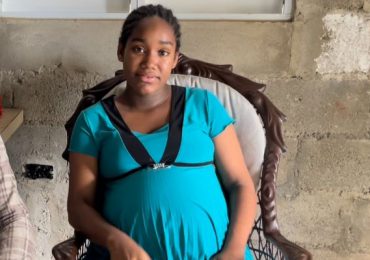 Joven de 21 años embarazada de trillizos en Cotuí pide ayuda, también tiene una hija