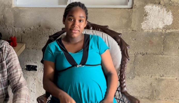 Joven de 21 años embarazada de trillizos en Cotuí pide ayuda, también tiene una hija