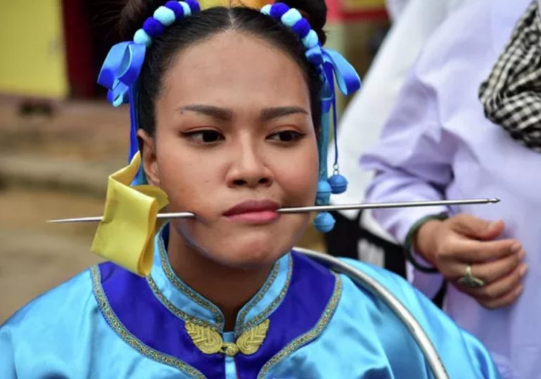El desfile de mejillas perforadas con agujas en Tailandia
