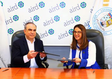 AIRD y UNIBE firman convenio para impulsar capacitación e innovación con programas en conjunto