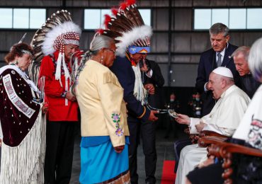El papa inicia visita "penitencial" a comunidades indígenas de Canadá