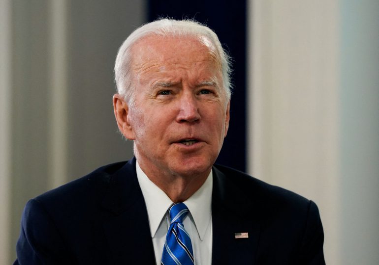 Senadores de EEUU urgen a Biden a extender amparo migratorio para venezolanos