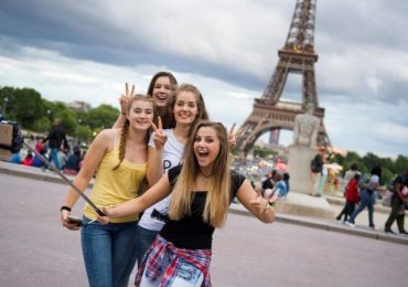 La caída del euro frente al dólar alegra a los turistas estadounidenses en París
