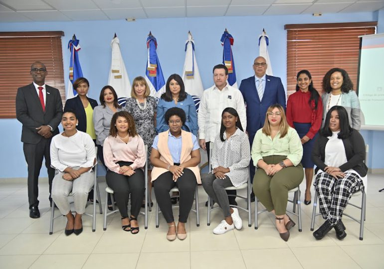 Ministerio de la Mujer, Presidencia y OEA entregan premios Cyberwomen Challenge 4ta Edición 2022