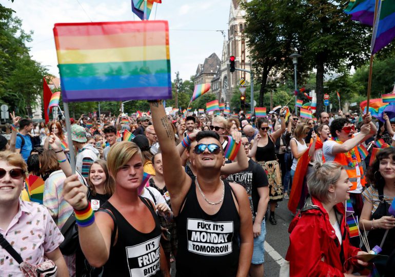 Miles de personas se manifiestan en Hungría a favor de los derechos LGBT+