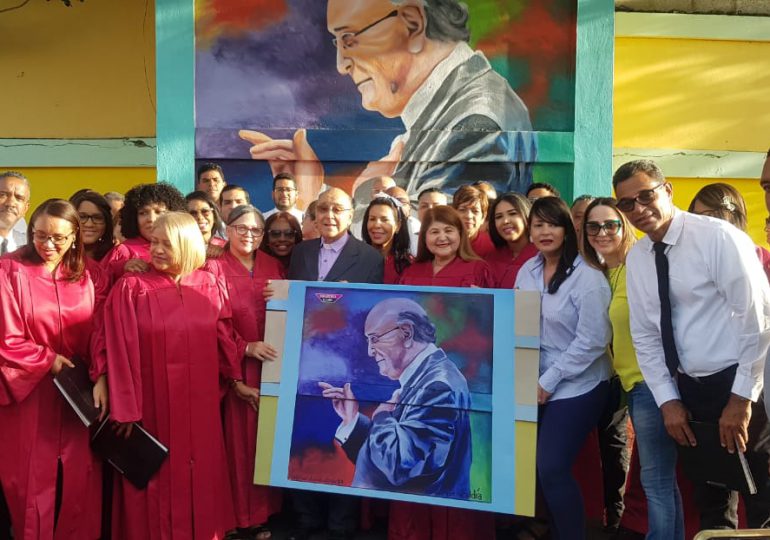 Ayuntamiento de Santiago reconoce trayectoria del padre Cesar Hilario