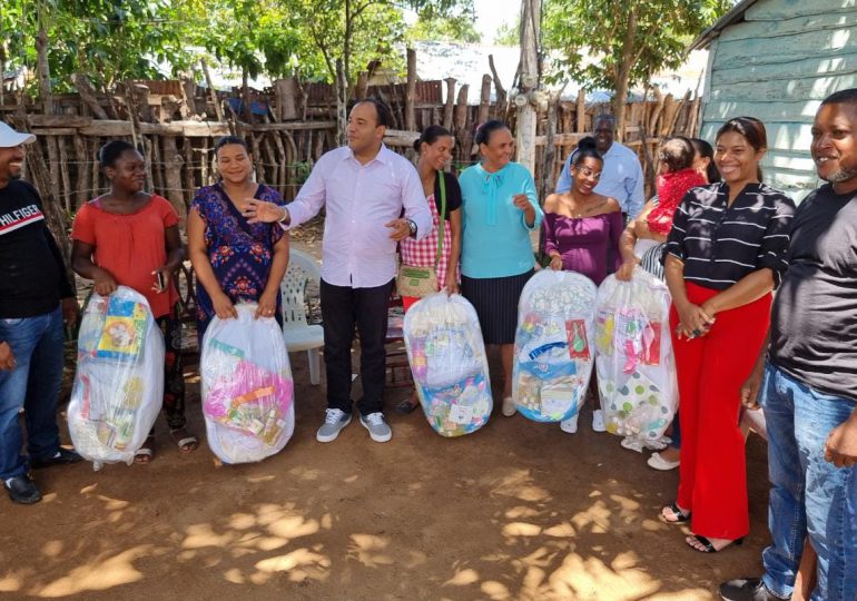 Salvador Holguín hace entrega de canastillas a embarazadas de su provincia