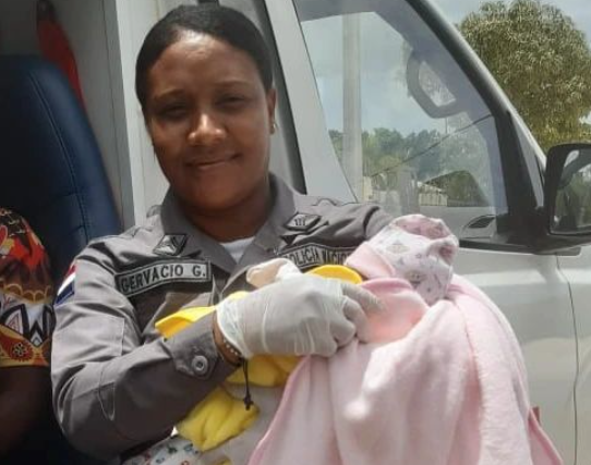 Sargento PN asiste parto en sala de emergencia de hospital en Punta Cana
