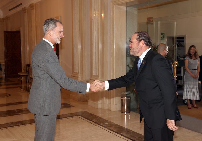 Rey Felipe VI recibe a representante de Cámara Oficial de Comercio de España en RD