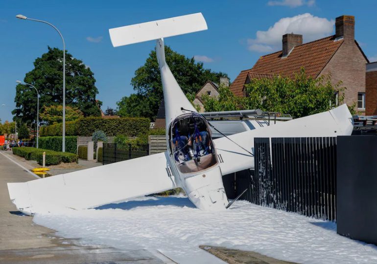 VIDEO | Avioneta cae en picada en una carretera, pero el piloto se salva
