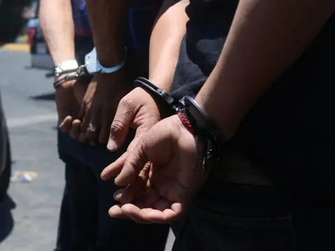 PN apresa dos presuntos asaltantes; uno de ellos supuestamente robó más de 400 mil pesos