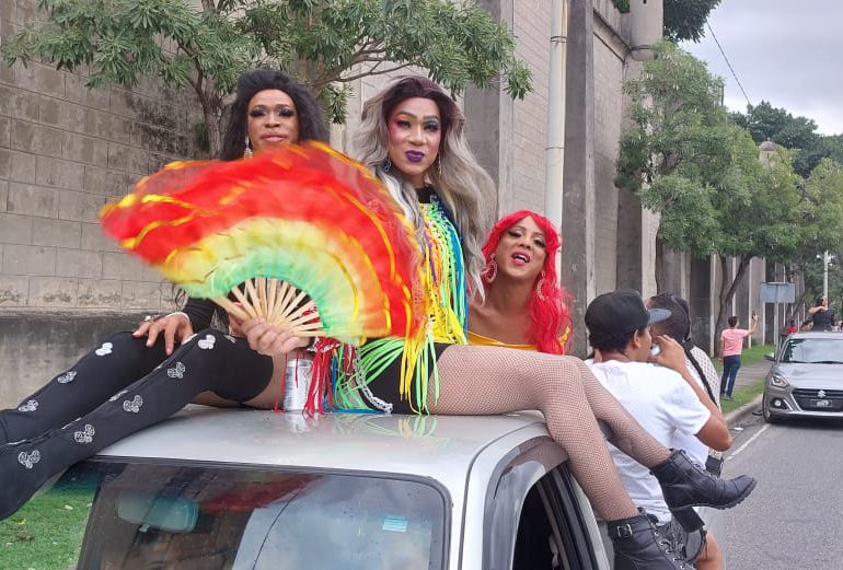 VIDEO | Tiñen calles del DN con colores del arcoíris en caravana del orgullo